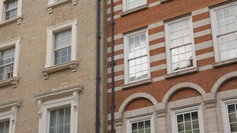 Nahaufnahme-Der-Fassaden-Eines-Georgischen-Bürogebäudes-In-Der-Grosvenor-Street-Mayfair-In-London